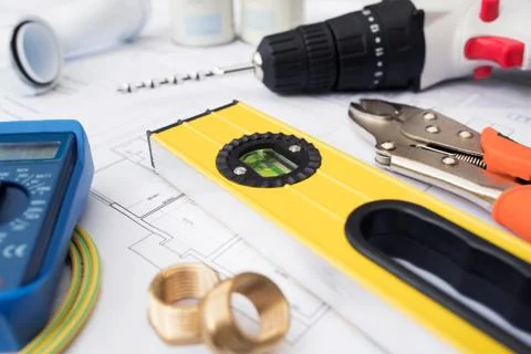 Building Tools And Components Arranged On House Plans Foto stock