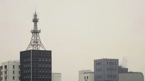 Building top with large antenna 스톡 동영상 58644943