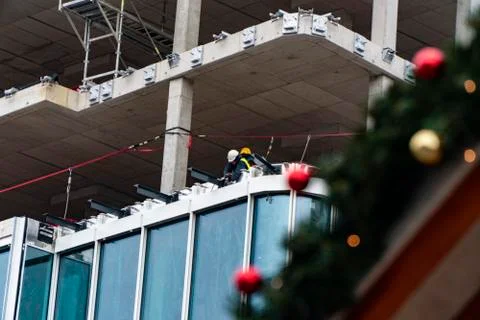 Building under construction in Prague during the Christmas holidays Foto stock