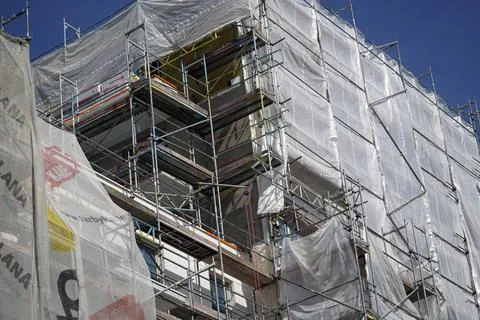 Building under construction with scaffolding Stock-Fotos