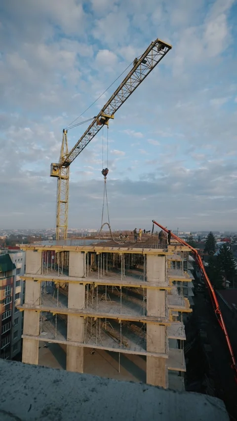 Building under construction in urban area. Vídeos de archivo 327937893