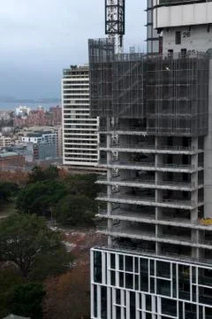 Building under construction using modular windows and external wall components Fotos de archivo