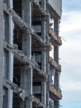 Building undergoing demolition reveals structural damage and debris in urba.. Foto stock