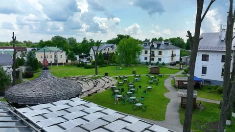 Building with unusual architectural elements Vídeos de archivo 315980514