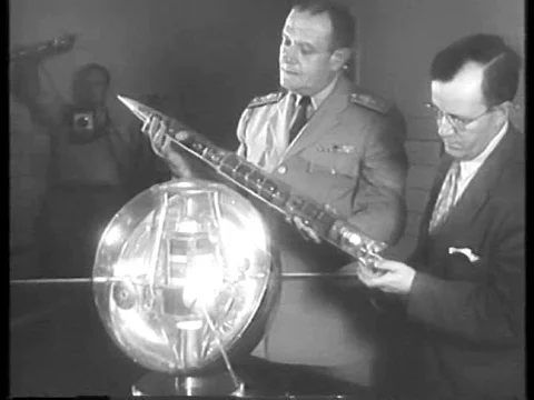 The building of the Vanguard rocket in 1957. Vídeos de archivo 75327811