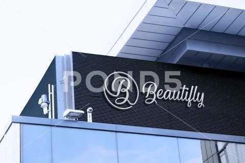 Building wall logo mockup design Template PSD