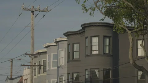 Building windows and roofs with electrical poles, San Francisco Stockbeeldmateriaal 333580669