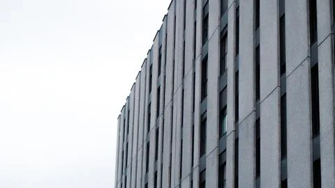 Building with windows under a cloudy sky Fotos de archivo