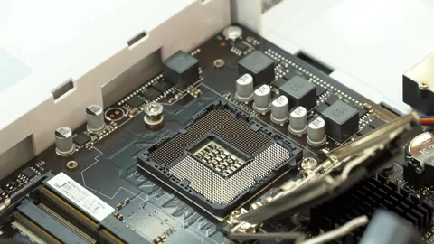 Building your computer: installing the processor Video stock 153018582