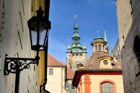 The buildings inside of the Prague Castle complex built in the 9th century in Stockfoto's