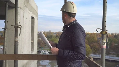 Builiding manager analyzing builiding project. 库存影片 72361105