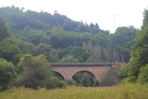 Built a stone arch bridge over a green valley Stock-Fotos