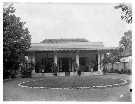 Buitenzorg (today: Bogor), Java, Indonesia. One-storey private house. View... Stock-Fotos