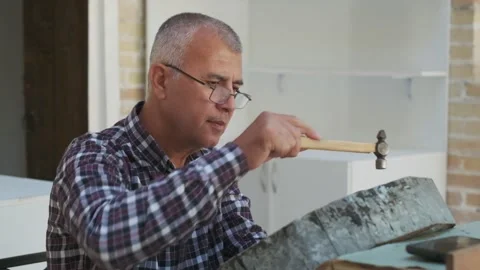 Bukhara master engraves patterns on a tray. Vídeos de archivo 143171325