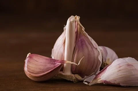 Bulb of fresh garlic on the table 스톡 사진