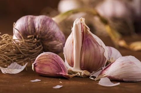 Bulb of fresh garlic on the table Fotos Stock