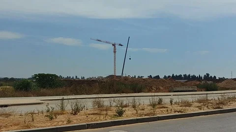 Bulding crane - adding weight - part 1/3 Stock Footage 92115381