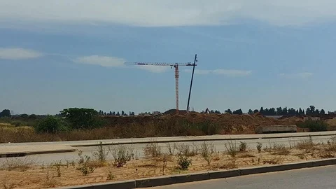 Bulding crane - adding weight - part 2/3 Video stock 92115896