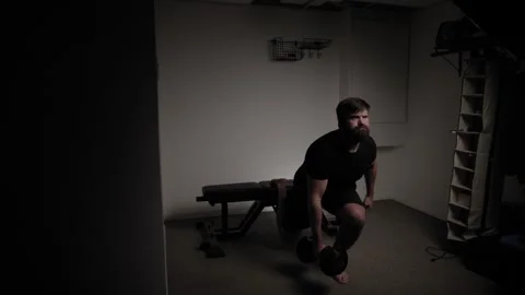Bulgarian split squat, foot on bench, cinematic lighting, white man 库存影片 254577822