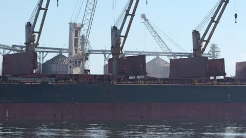 Bulk carrier ship loading grain at an industrial port terminal 库存影片 343495128