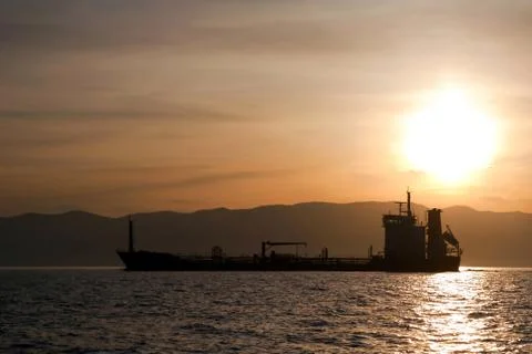 Bulk-carrier ship at sunset Foto stock