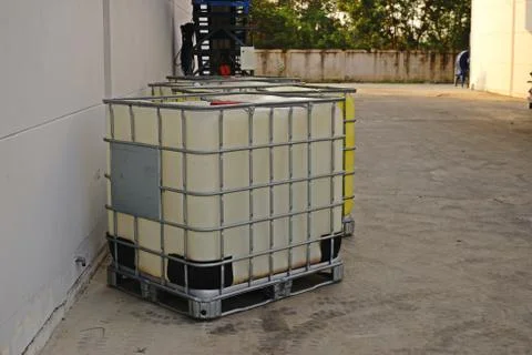 Bulk container for solvent storage in the warehouse and factory Foto stock
