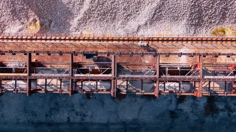 Bulk material handling terminal or industrial loading dock. Drone footage over Vidéo 340360295