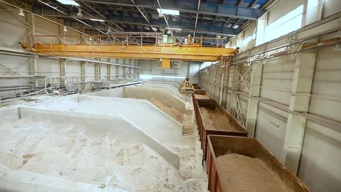 Bulk material warehouse. A bulk material warehouse, from the inside. Vídeo Stock 333337049