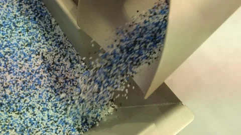Bulk polymer materials flowing through industrial sorting machine indoors Vídeo Stock 342603900