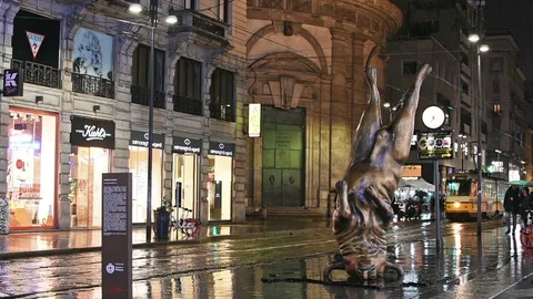 Bull in Milan 스톡 동영상 87569111