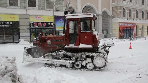 Bulldozer clearing the snow 動画素材 85214936
