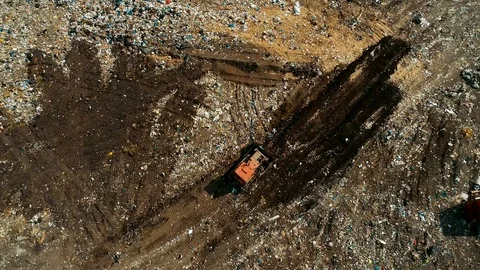 Bulldozer In an Open Landfill of Solid Waste, Rakes a bunch of garbage. Vídeos de archivo 114495751