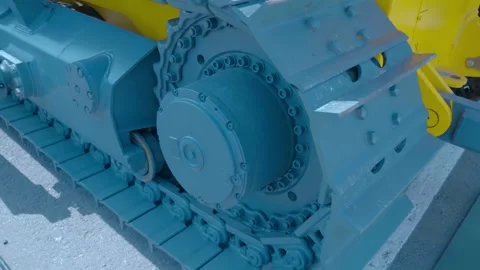 Bulldozer's mechanisms include tracks, sprockets, idlers, rollers and tensioners Stockbeeldmateriaal 333394390