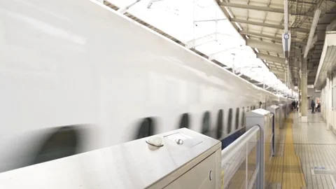 Bullet train moving on the platform in speed Vidéo 79405307