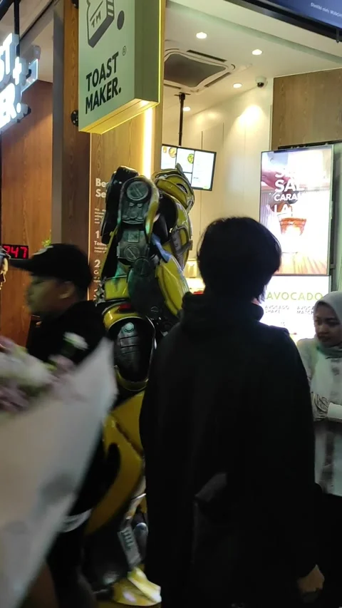 Bumblebee on the street Stock Footage 324595453