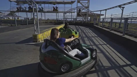 Bump car racing at the park 動画素材 199814602