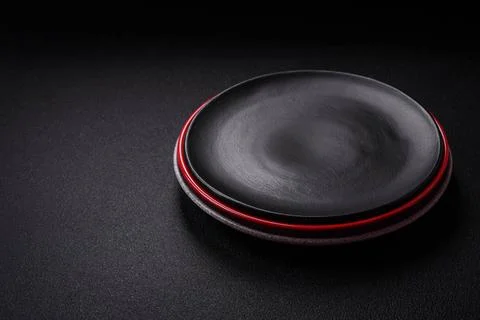 Bumpy empty ceramic plate on a textured concrete background Bumpy empty ce... 스톡 사진