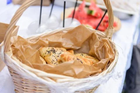 Bun in basket close up Foto stock