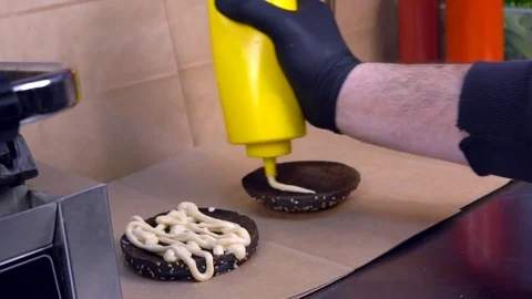 Bun for Burger basted with sauce Vídeo Stock 84817341