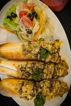 Bun With Pepper Corn Stuffing and Salad 库存照片