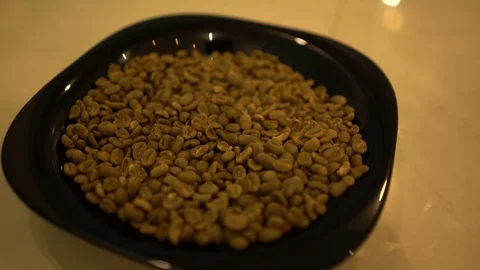 A bunch of coffee beans in the plate Video stock 125927305