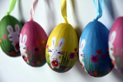 Bunch of colourful panted plastic easter eggs Foto stock