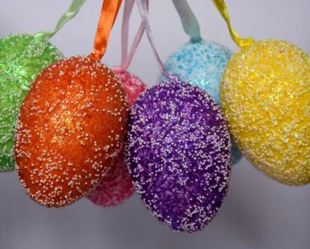 Bunch of colourful panted plastic easter eggs Foto stock