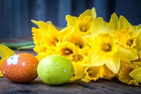 Bunch of daffodils with easter eggs for Easter Foto stock