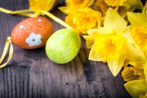 Bunch of daffodils with easter eggs for Easter Foto stock