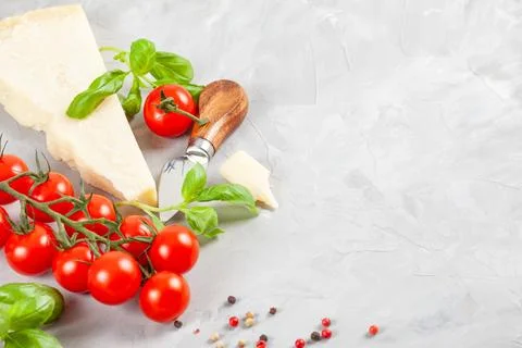 Bunch of fresh basil, tomatoes, parmesan cheese, garlic and olive oil - tradi Fotos de archivo