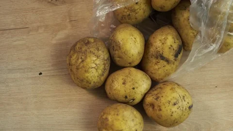 Bunch of fresh potatoes on the table Vídeo Stock 160950444