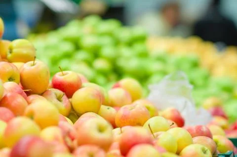Bunch of fresh red apples in boxes in supermarket Foto stock