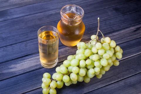 Bunch of grapes and a pitcher grape juice Foto stock