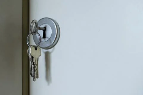 Bunch of keys left in the keyhole of flat door Foto stock